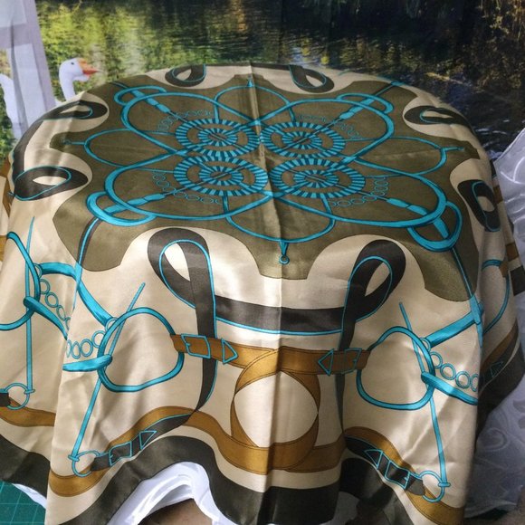 Stunning designer inspired square scarf - Picture 2 of 2